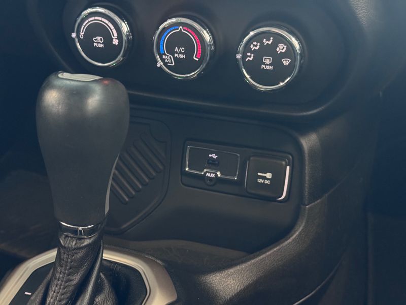 Jeep Renegade Sport 1.8 4×2 16v 2015/2016 COVEL VEICULOS ENCANTADO / Carros no Vale