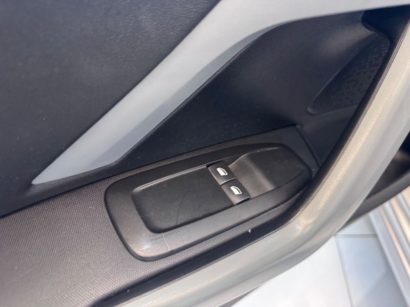 Peugeot 208 Active 1.5 8v 2013/2014 COVEL VEICULOS ENCANTADO / Carros no Vale