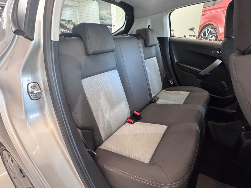 Peugeot 208 Active 1.5 8v 2013/2014 COVEL VEICULOS ENCANTADO / Carros no Vale