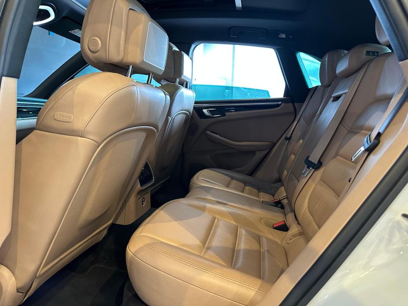 Porsche Macan 2.0 Turbo 2022/2023 CONCEPT MOTORS PASSO FUNDO / Carros no Vale
