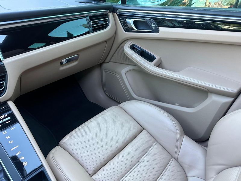 Porsche Macan 2.0 Turbo 2022/2023 CONCEPT MOTORS PASSO FUNDO / Carros no Vale