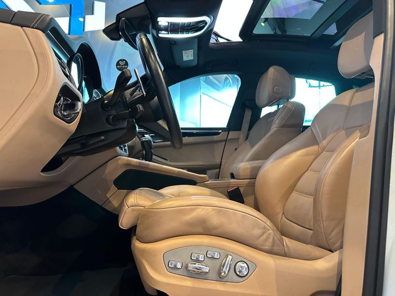 Porsche Macan 2.0 Turbo 2022/2023 CONCEPT MOTORS PASSO FUNDO / Carros no Vale