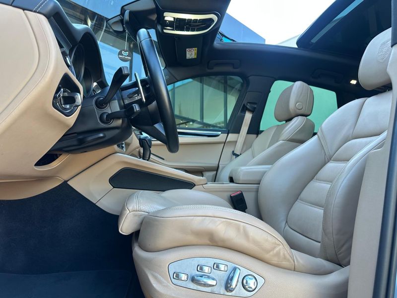 Porsche Macan 2.0 Turbo 2022/2023 CONCEPT MOTORS PASSO FUNDO / Carros no Vale