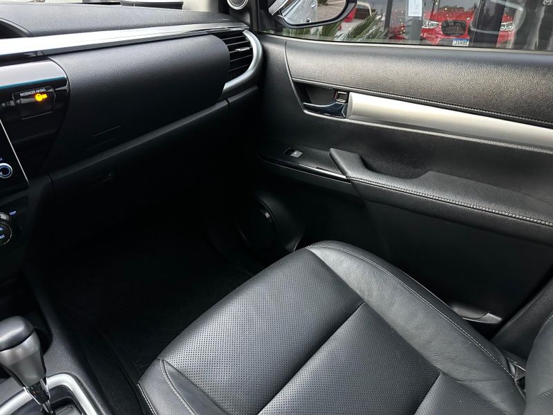 Toyota Hilux CD SRX 4×4 2.8 TDI 16V Diesel Aut. 2023/2023 CONCEPT MOTORS PASSO FUNDO / Carros no Vale Toyota Hilux CD SRX 4×4 2.8 TDI 16V Diesel Aut. 2023/2023 CONCEPT MOTORS PASSO FUNDO / Carros no Vale