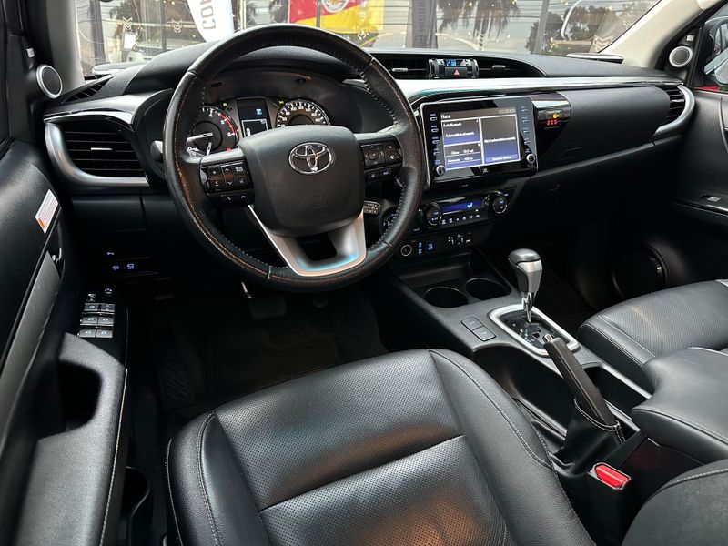 Toyota Hilux CD SRX 4×4 2.8 TDI 16V Diesel Aut. 2023/2023 CONCEPT MOTORS PASSO FUNDO / Carros no Vale Toyota Hilux CD SRX 4×4 2.8 TDI 16V Diesel Aut. 2023/2023 CONCEPT MOTORS PASSO FUNDO / Carros no Vale