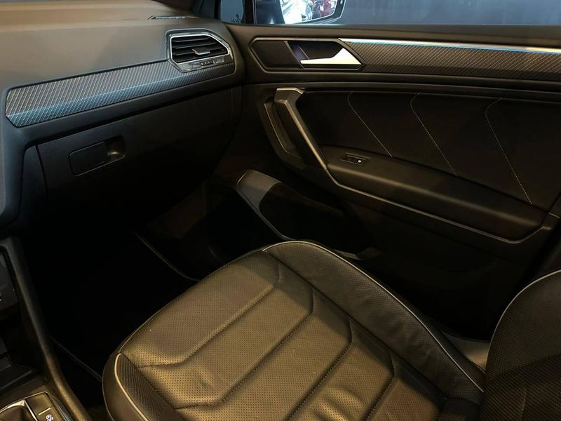 Volkswagen Tiguan Allspac R-Line 300 TSI 2.0 2023/2024 CONCEPT MOTORS PASSO FUNDO / Carros no Vale