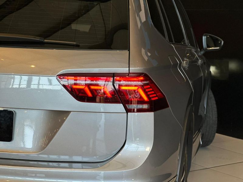 Volkswagen Tiguan Allspac R-Line 300 TSI 2.0 2023/2024 CONCEPT MOTORS PASSO FUNDO / Carros no Vale