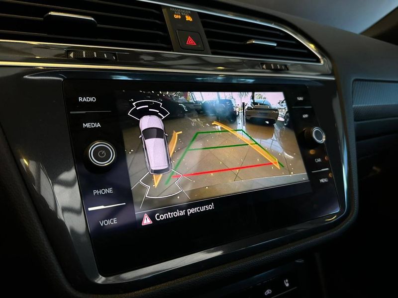 Volkswagen Tiguan Allspac R-Line 300 TSI 2.0 2023/2024 CONCEPT MOTORS PASSO FUNDO / Carros no Vale