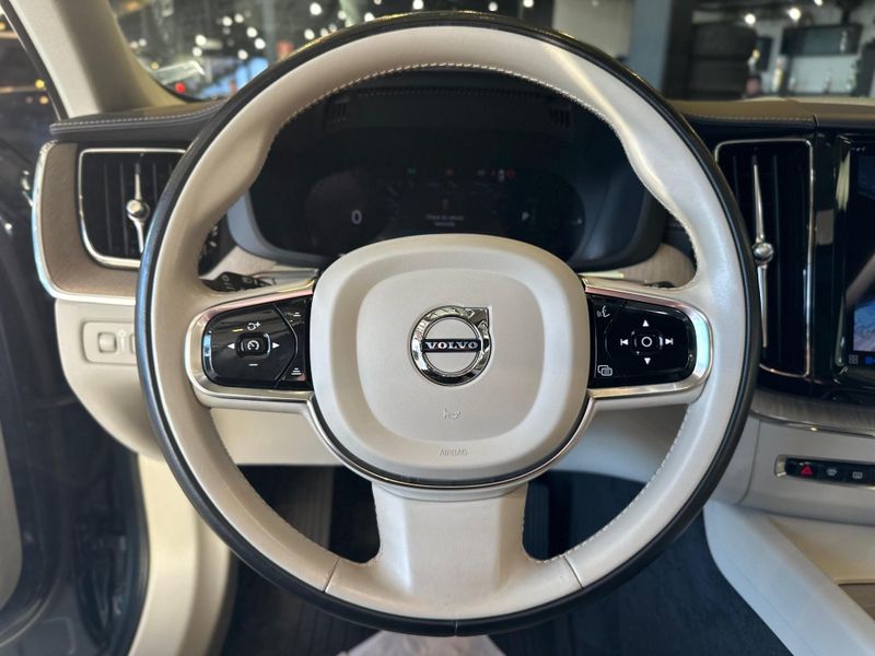 Volvo XC60 T-8 INSCRIPTION 2.0 (HÃ­brido) 2021/2022 CONCEPT MOTORS PASSO FUNDO / Carros no Vale