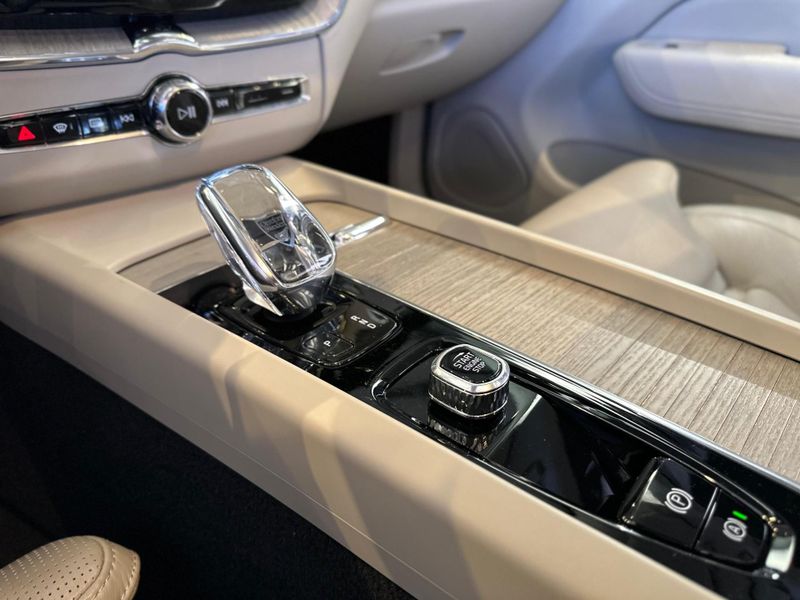 Volvo XC60 T-8 INSCRIPTION 2.0 (HÃ­brido) 2021/2022 CONCEPT MOTORS PASSO FUNDO / Carros no Vale