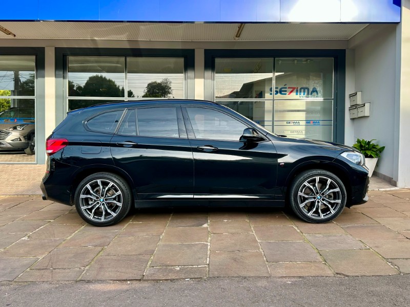 BMW X1 2.0 16V TURBO ACTIVEFLEX SDRIVE20I M SPORT 25 ANOS 4P AUTOMÁTICO 2020/2021 SÉTIMA VEÍCULOS GUAPORÉ / Carros no Vale
