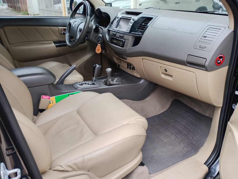 TOYOTA HILUX SW4 SRV 3.0 4X4 - 2013