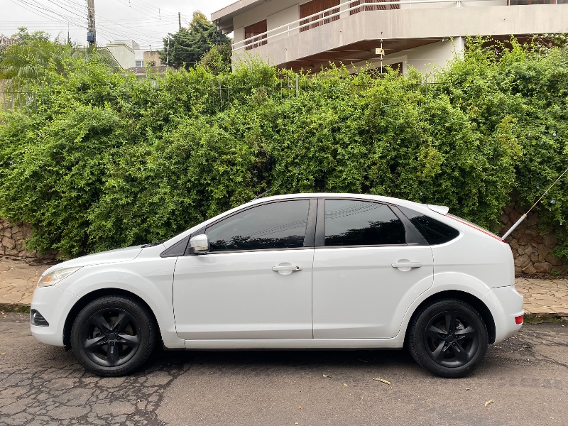 FORD FOCUS 1.6 8V FLEX 4P MANUAL 2011/2012 ESTAÇÃO DO CARRO ESTRELA / Carros no Vale
