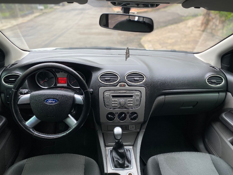 FORD FOCUS 1.6 8V FLEX 4P MANUAL 2011/2012 ESTAÇÃO DO CARRO ESTRELA / Carros no Vale