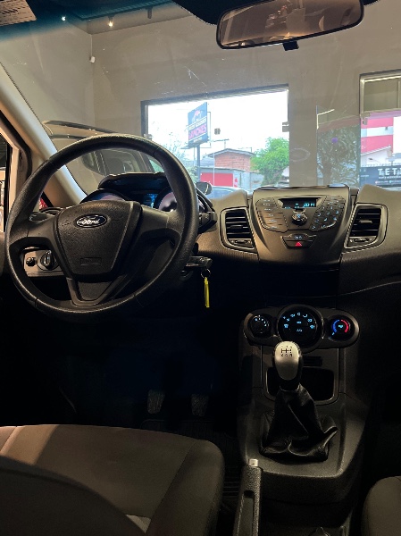 FORD FIESTA 1.5 16V FLEX MEC. 5P 2014/2015 JM AUTOMÓVEIS VENÂNCIO AIRES / Carros no Vale