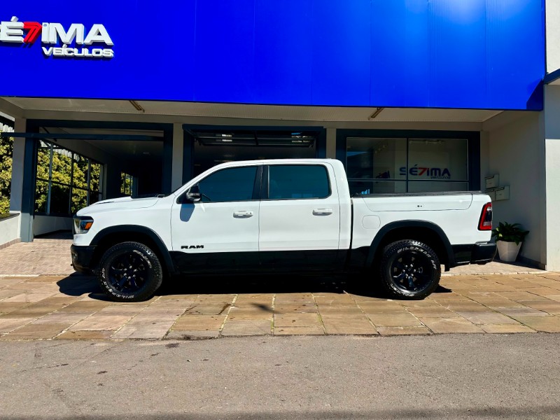 DODGE RAM 5.7 1500 HEMI 4X4 V8 2022/2022 SÉTIMA VEÍCULOS GUAPORÉ / Carros no Vale