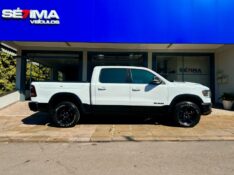 DODGE RAM 5.7 1500 HEMI 4X4 V8 2022/2022 SÉTIMA VEÍCULOS GUAPORÉ / Carros no Vale