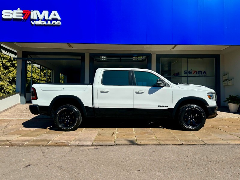 DODGE RAM 5.7 1500 HEMI 4X4 V8 2022/2022 SÉTIMA VEÍCULOS GUAPORÉ / Carros no Vale