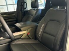 DODGE RAM 5.7 1500 HEMI 4X4 V8 2022/2022 SÉTIMA VEÍCULOS GUAPORÉ / Carros no Vale