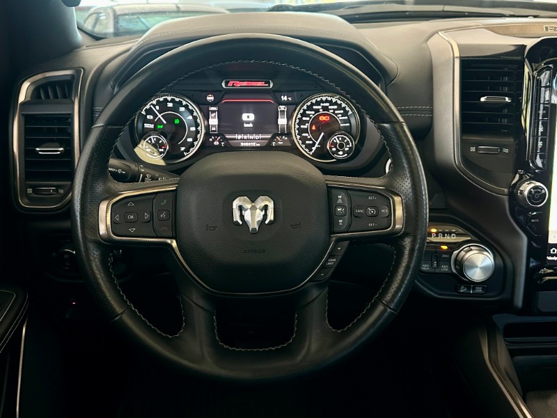 DODGE RAM 5.7 1500 HEMI 4X4 V8 2022/2022 SÉTIMA VEÍCULOS GUAPORÉ / Carros no Vale