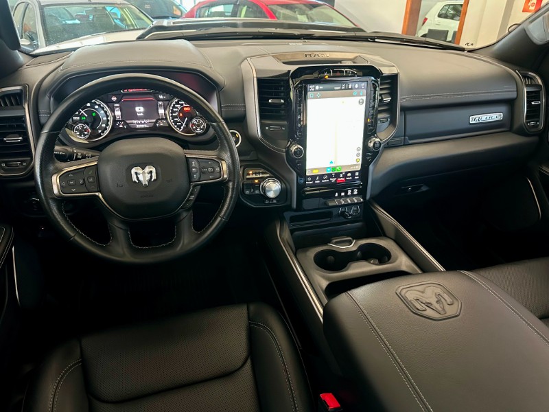 DODGE RAM 5.7 1500 HEMI 4X4 V8 2022/2022 SÉTIMA VEÍCULOS GUAPORÉ / Carros no Vale
