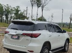 TOYOTA HILUX 2.8 SRX 4X4 CD 16V DIESEL 4P AUTOMÁTICO 2023/2024 NEURI VEÍCULOS LAJEADO / Carros no Vale