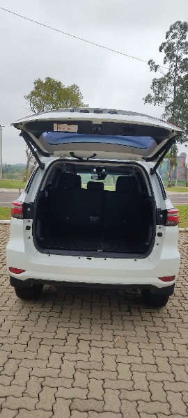 TOYOTA HILUX 2.8 SRX 4X4 CD 16V DIESEL 4P AUTOMÁTICO 2023/2024 NEURI VEÍCULOS LAJEADO / Carros no Vale