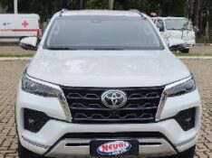 TOYOTA HILUX 2.8 SRX 4X4 CD 16V DIESEL 4P AUTOMÁTICO 2023/2024 NEURI VEÍCULOS LAJEADO / Carros no Vale