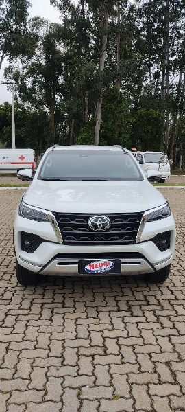 TOYOTA HILUX 2.8 SRX 4X4 CD 16V DIESEL 4P AUTOMÁTICO 2023/2024 NEURI VEÍCULOS LAJEADO / Carros no Vale