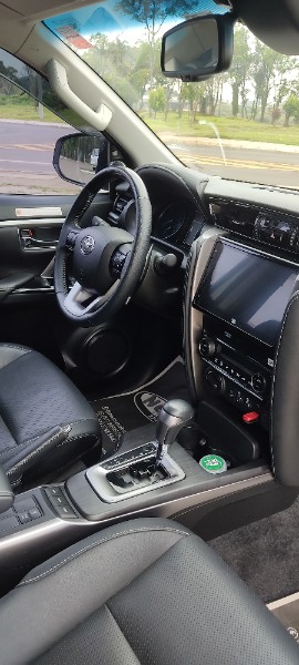 TOYOTA HILUX 2.8 SRX 4X4 CD 16V DIESEL 4P AUTOMÁTICO 2023/2024 NEURI VEÍCULOS LAJEADO / Carros no Vale