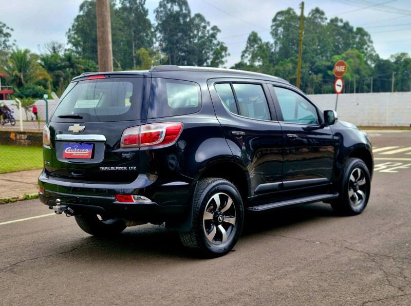 CHEVROLET TRAILBLAZER 2.8 LTZ 4X4 16V TURBO AUT 7 LUGARES 2013 2013/2013 CRUZEIRO MULTIMARCAS CRUZEIRO DO SUL / Carros no Vale