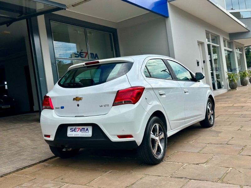 CHEVROLET ONIX LTZ 1.4 2017/2018 SÉTIMA VEÍCULOS GUAPORÉ / Carros no Vale