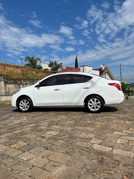 NISSAN VERSA SL 1.6 16V FLEX FUEL 4P MEC. 2014/2014 BOSCO AUTOMÓVEIS GUAPORÉ / Carros no Vale