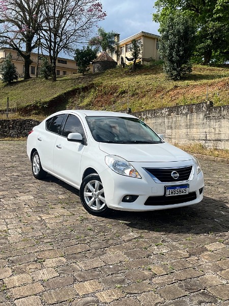 NISSAN VERSA SL 1.6 16V FLEX FUEL 4P MEC. 2014/2014 BOSCO AUTOMÓVEIS GUAPORÉ / Carros no Vale