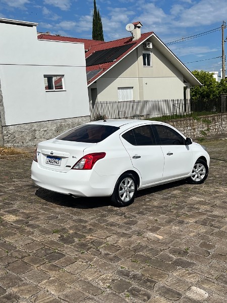 NISSAN VERSA SL 1.6 16V FLEX FUEL 4P MEC. 2014/2014 BOSCO AUTOMÓVEIS GUAPORÉ / Carros no Vale
