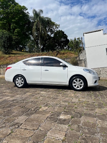 NISSAN VERSA SL 1.6 16V FLEX FUEL 4P MEC. 2014/2014 BOSCO AUTOMÓVEIS GUAPORÉ / Carros no Vale