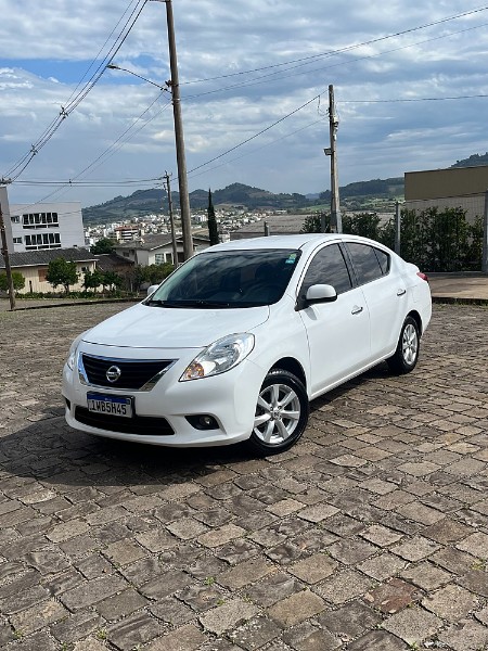 NISSAN VERSA SL 1.6 16V FLEX FUEL 4P MEC. 2014/2014 BOSCO AUTOMÓVEIS GUAPORÉ / Carros no Vale