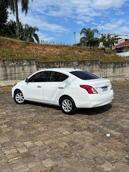 NISSAN VERSA SL 1.6 16V FLEX FUEL 4P MEC. 2014/2014 BOSCO AUTOMÓVEIS GUAPORÉ / Carros no Vale