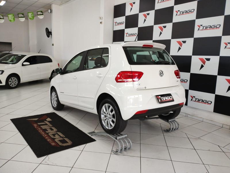 VOLKSWAGEN FOX COMFORTLINE 1.6 2015/2015 TIAGO AUTOMÓVEIS VENÂNCIO AIRES / Carros no Vale