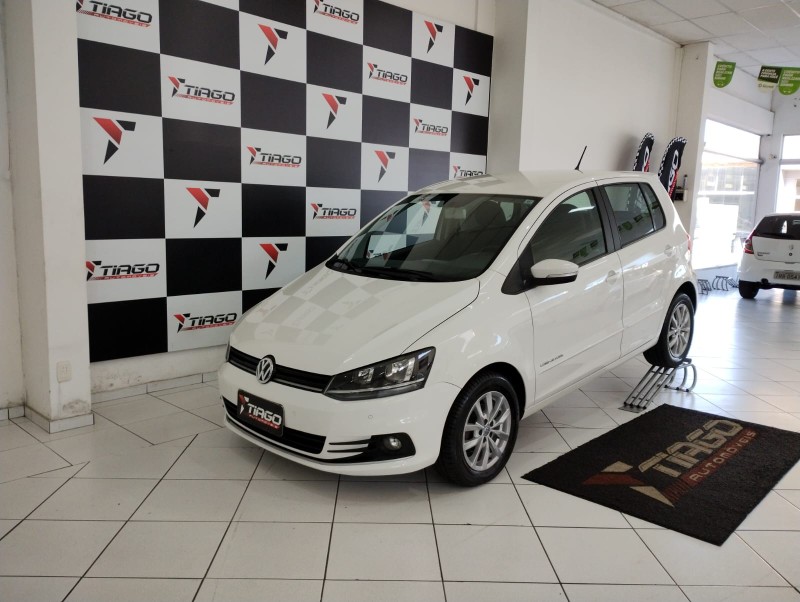 VOLKSWAGEN FOX COMFORTLINE 1.6 2015/2015 TIAGO AUTOMÓVEIS VENÂNCIO AIRES / Carros no Vale