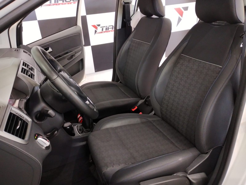 VOLKSWAGEN FOX COMFORTLINE 1.6 2015/2015 TIAGO AUTOMÓVEIS VENÂNCIO AIRES / Carros no Vale