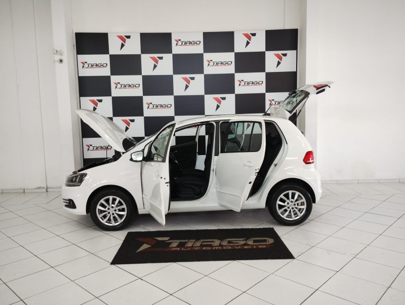 VOLKSWAGEN FOX COMFORTLINE 1.6 2015/2015 TIAGO AUTOMÓVEIS VENÂNCIO AIRES / Carros no Vale
