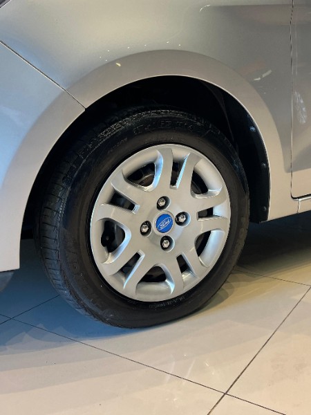 FORD KA 1.0 8V FLEX 2014/2015 JM AUTOMÓVEIS VENÂNCIO AIRES / Carros no Vale
