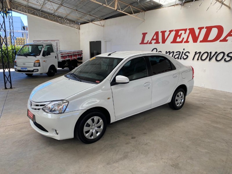 TOYOTA ETIOS 1.5 XS SEDAN 16V 2016/2017 LAVENDA VEÍCULOS ARROIO DO MEIO / Carros no Vale