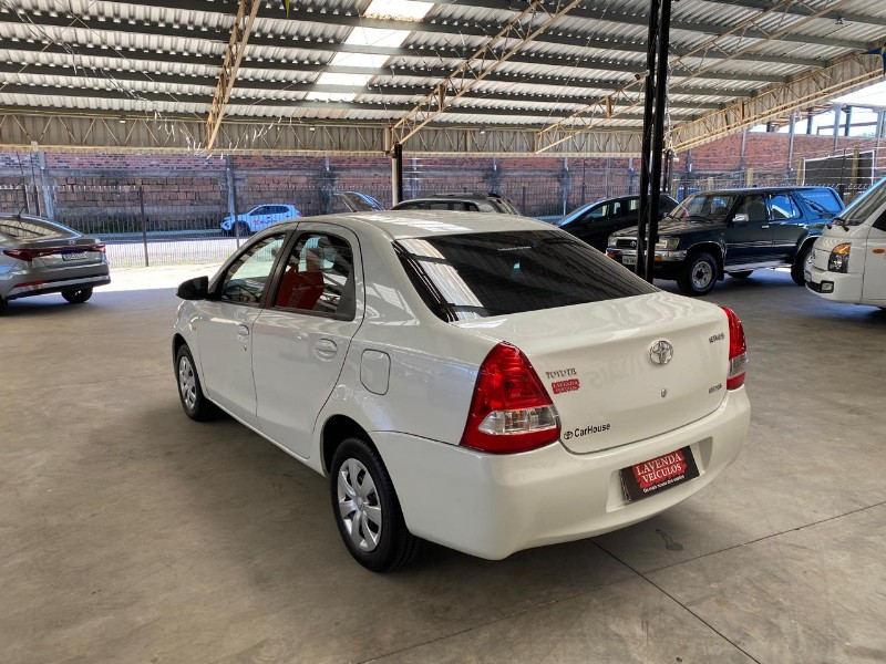 TOYOTA ETIOS 1.5 XS SEDAN 16V 2016/2017 LAVENDA VEÍCULOS ARROIO DO MEIO / Carros no Vale