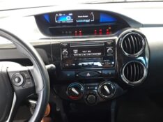 TOYOTA ETIOS 1.5 XS SEDAN 16V 2016/2017 LAVENDA VEÍCULOS ARROIO DO MEIO / Carros no Vale