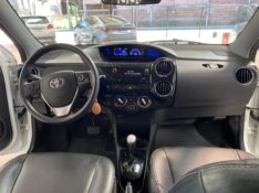 TOYOTA ETIOS 1.5 XS SEDAN 16V 2016/2017 LAVENDA VEÍCULOS ARROIO DO MEIO / Carros no Vale