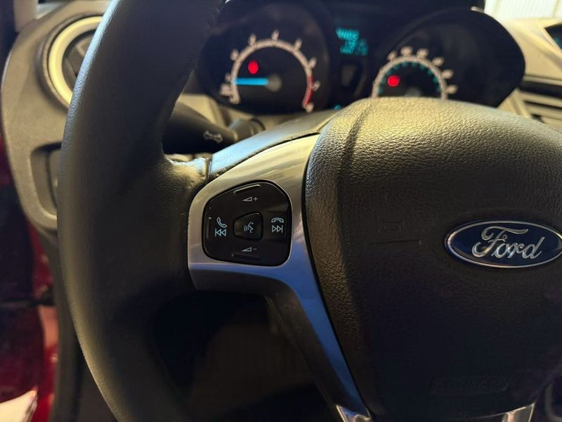 Ford Fiesta 1.6 Se Hatch 16v 2014/2014 SIM VEÍCULOS PORTO ALEGRE / Carros no Vale