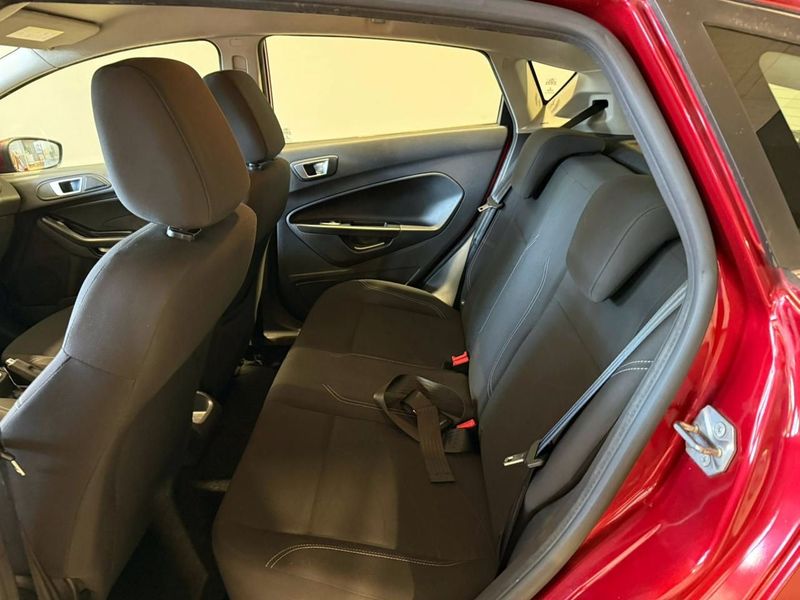Ford Fiesta 1.6 Se Hatch 16v 2014/2014 SIM VEÍCULOS PORTO ALEGRE / Carros no Vale