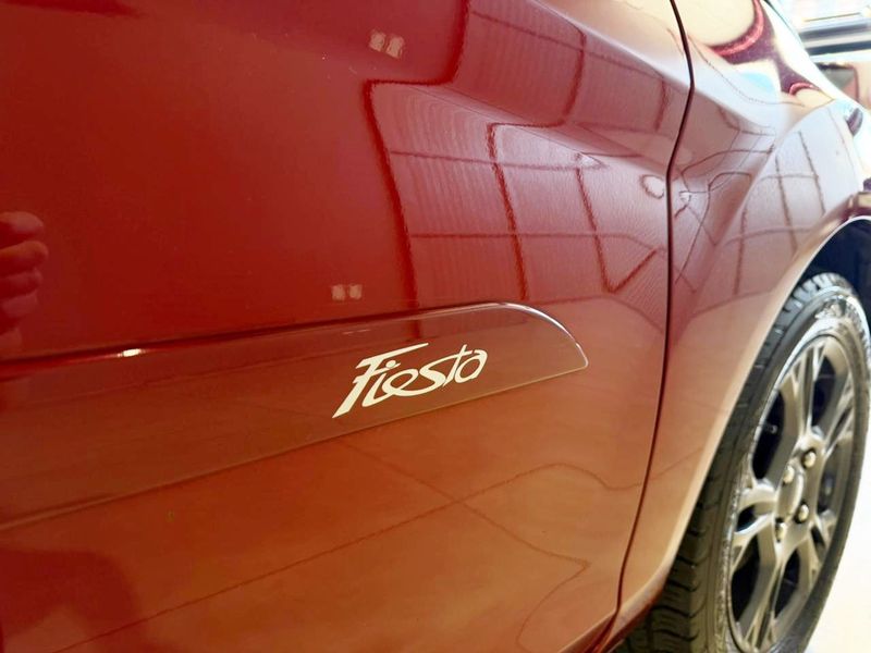 Ford Fiesta 1.6 Se Hatch 16v 2014/2014 SIM VEÍCULOS PORTO ALEGRE / Carros no Vale